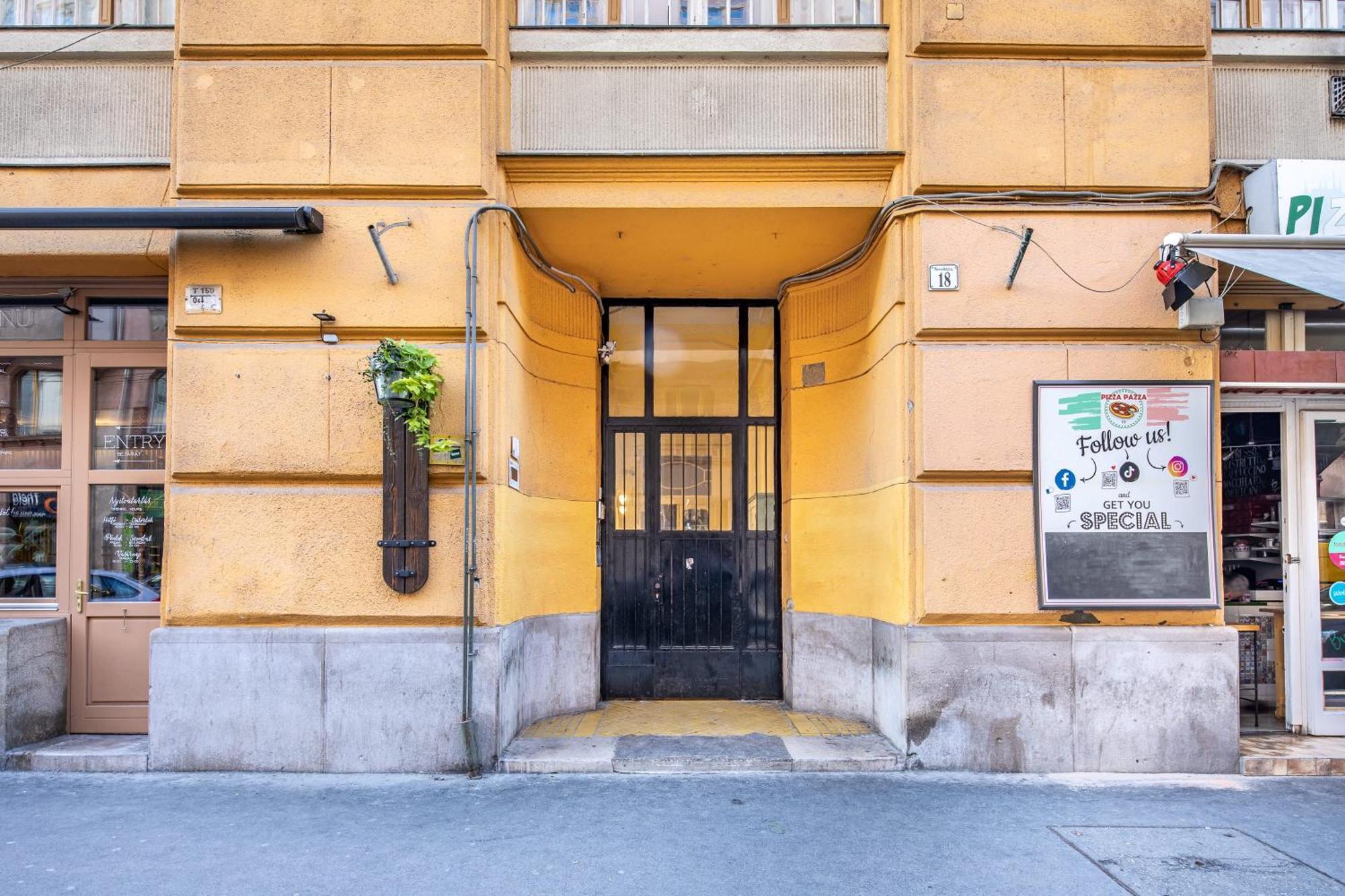 Very Central - Small Studio For Solo Traveller Budapest Luaran gambar